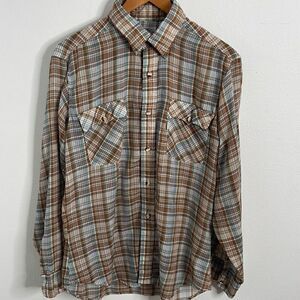 Vintage Levi’s button up long sleeve shirt.  Classic pocket design. Size Large